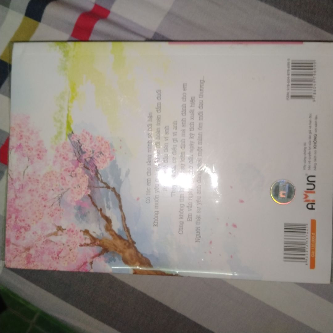 Lúc đầu mua lo lắm tại thấy mọi người nhận xét gặp vấn đề khá nhiều, nên hơi đắng đo nhưng mua về rồi thấy ưng lắm. Sách đẹp, được bọc đầy đủ, tuy có hơi bị nhăn góc đằng sau nhưng với giá này thì okela nha. Nhiều bạn nói thiếu trang chưa đọc nên không biết nhưng với "vẻ ngoài” thế này thì mình thấy hời lắm.
