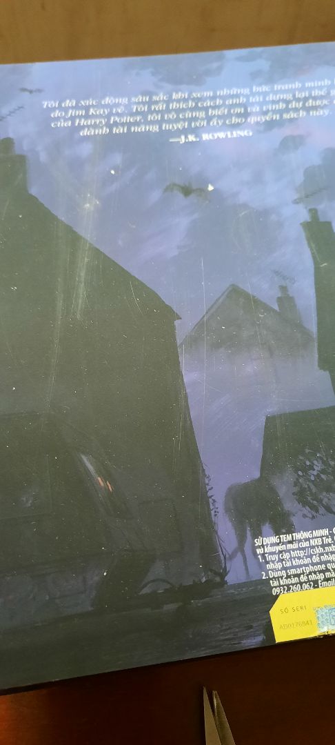 Mình vừa nhận hàng ngày hôm nay, khi mở bao bì thì thấy hộp ngoài đã có dấu hiệu bị móp góc và bọc cán ngoài hộp đã có dấu hiệu bị tróc ra. Cuốn sách bên trong nằm ngược so với hộp, lúc kéo ra thì thấy bìa nhám bụi và mặt bìa sau có vết xước. Mình mua hai cuốn (tập 3 và 4 bản minh họa màu), cả hai đều có vấn đề, mong Tiki xem xét đổi hàng cho mình.