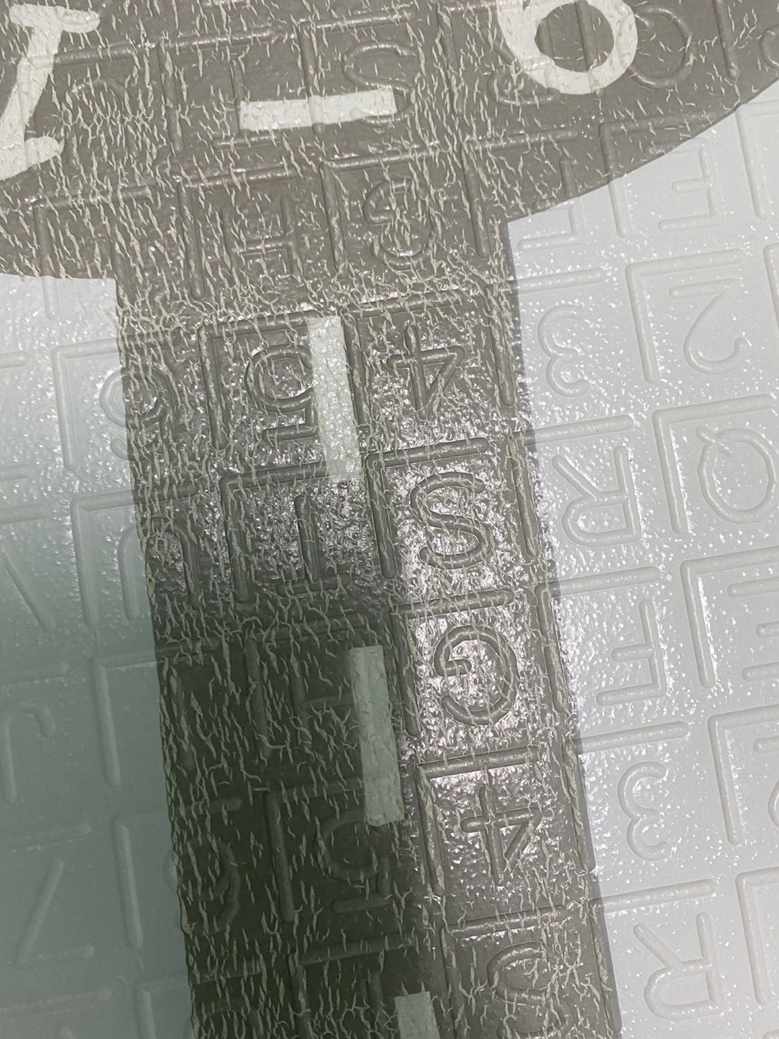 Hàng lỗi mang về kêu shop đổi mà shop đùn đẩy qua hãng để ngta liên hệ báo đổi lại chờ hoài chẳng thấy ma nào gọi, tiền mất tật mang cạch mặt shop này ra