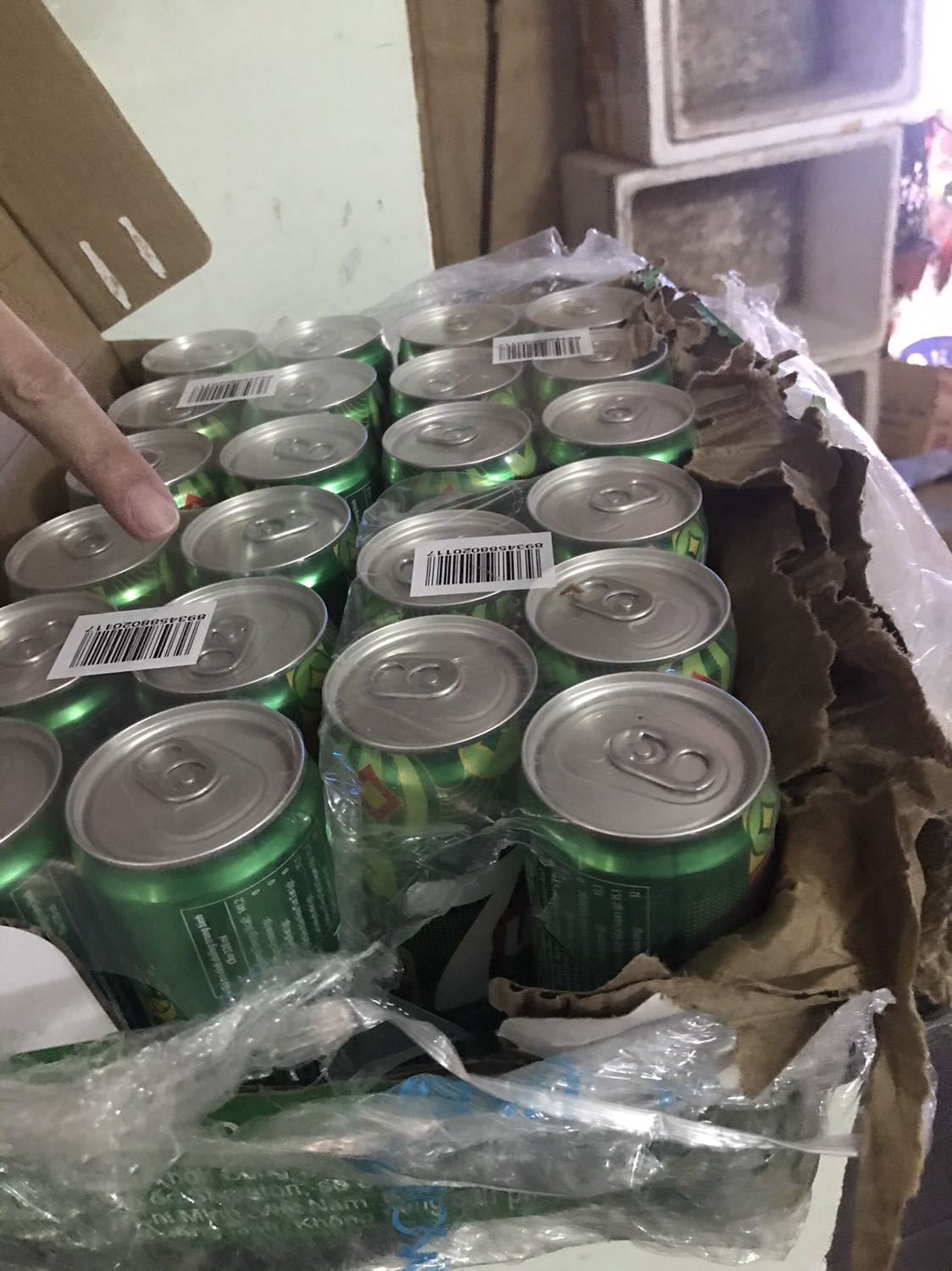 Tệ kinh khủng mua 2 thùng, thùng bên trên móp. Thùng dưới thì xì nước thúi rùm còn bị móc hết 2 ***. Chỉ vì chủ quan tin tưởng giao hàng bên tiki mà giờ thay đổi ngậm ngùi ko đổi được thôi. Làm ăn mất uy tín quá. Từ giờ là phải kiểm hàng mới dám nhận. Mất hết niềm tin vào tiki. Kiểu này sao giữ được khách. Tệ hết sức