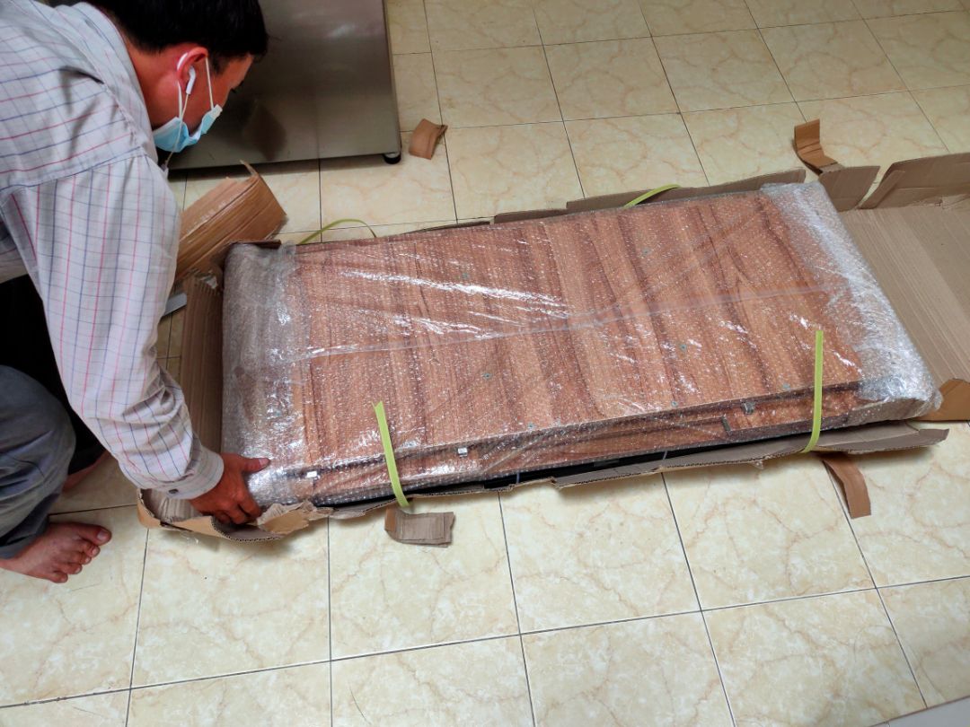 hàng chất lượng,giao hàng nhanh,nhân viên lắp ráp nhiệt tình.Có 1 vài chỗ tróc sơn,ván bị trầy,cửa tủ ván vênh không sát,tuy nhiên không đáng kể.