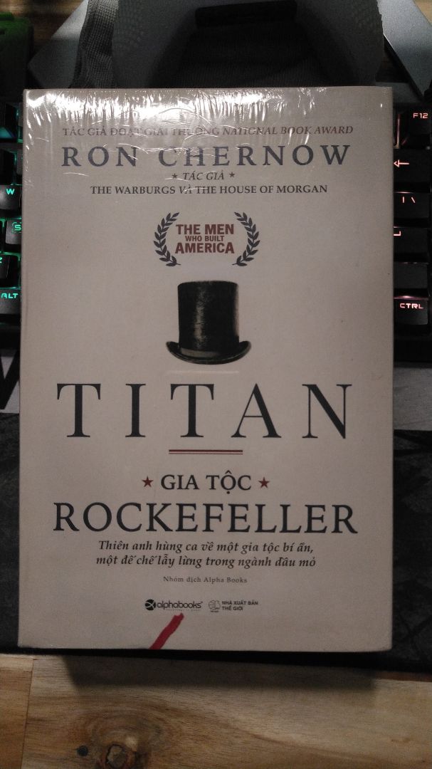 Mìn rất thích mua sách từ Fahasa vì lần nào cũng thấy sách được bọc thêm một lớp mút, mở hộp ra thấy rất chỉnh chu và sách được nâng niu. 

Quyển này minh mua sale 12-12 giá rất tốt, còn bọc nilon bên ngoài, hoàn toàn hài lòng ❤