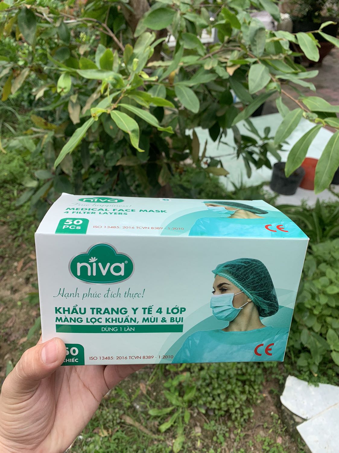 Tiki: Đóng gói hàng cẩn thận. 
Khẩu trang: hộp còn nguyên tem của nhà sản xuất, vỏ hộp đẹp, chất lượng, bên trong có thêm lớp bọc khẩu trang lại, quai đeo được dập chắc chắn, đeo lên mặt thì dễ thở, màu sắc khẩu trang cũng ok.