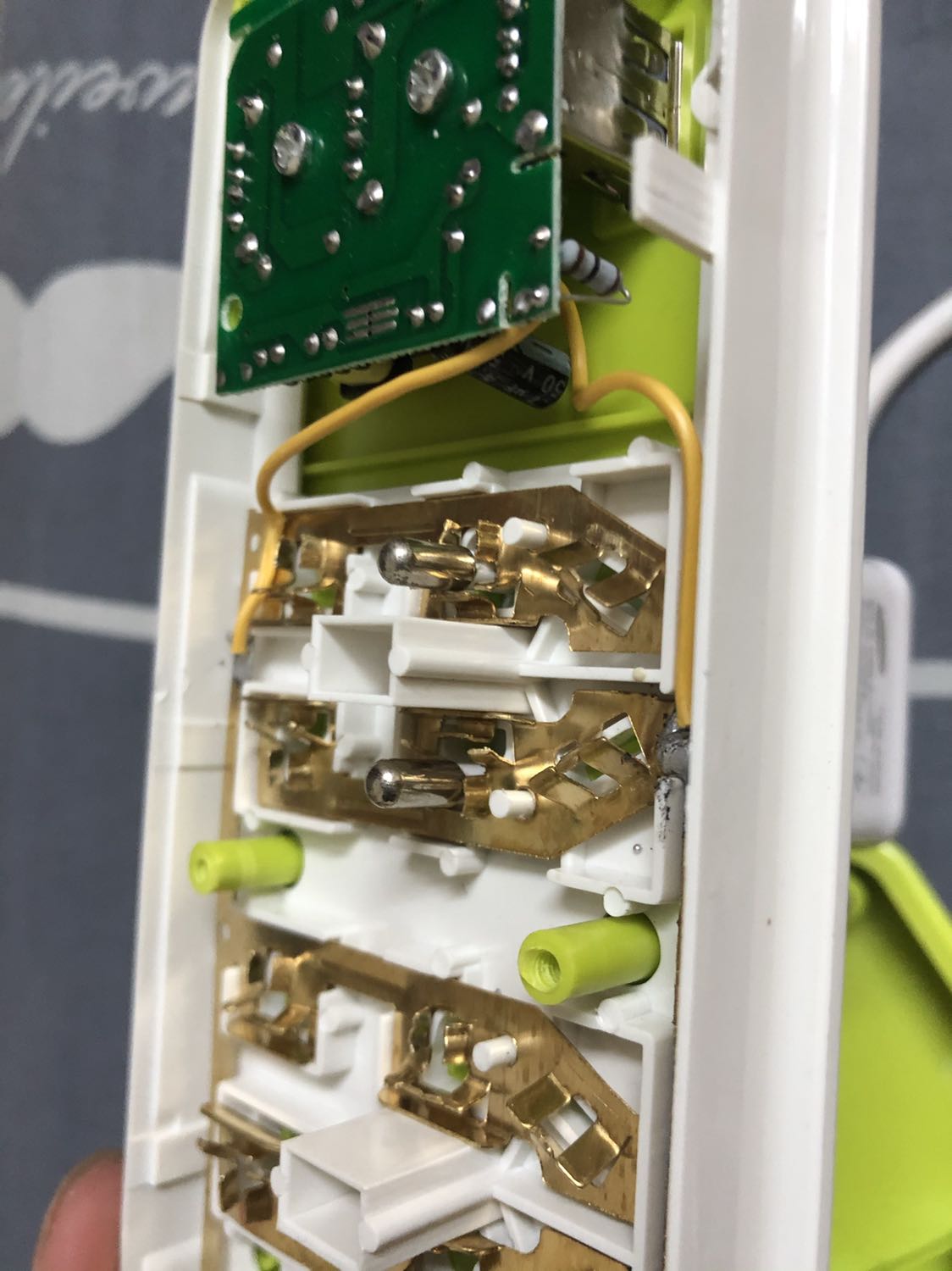 Lá đồng mỏng, cắm sạc điện thoại vào k rút ra được. Lá đồng mắc vào chân sạc luôn.Cố rút ra được 1 lần là dão luôn ổ, cắm chập chờn, còn củ sạc thì toét hết chân sạc.