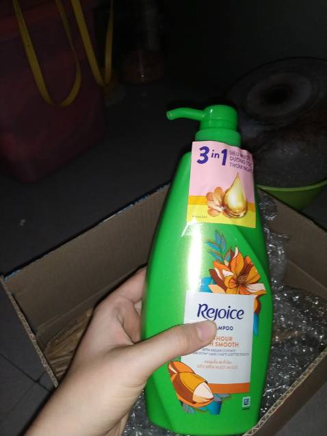 Ship siêu nhanh. Tối qua mua chiều nay đã nhận được rồi. Chai dầu gội bọc 2 lớp thêm giấy chèn vào nữa rất cẩn thận. Dầu gội có mùi thơm ngọt