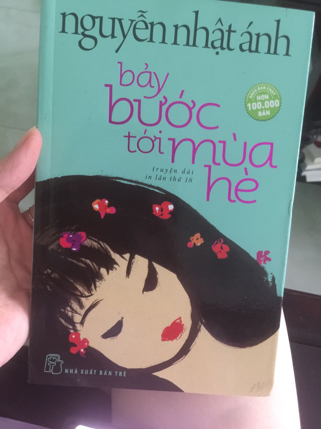 Sách nhìn cũ quá.k đc bọc nilong phần cào mã bị xước .nép bị nhăn