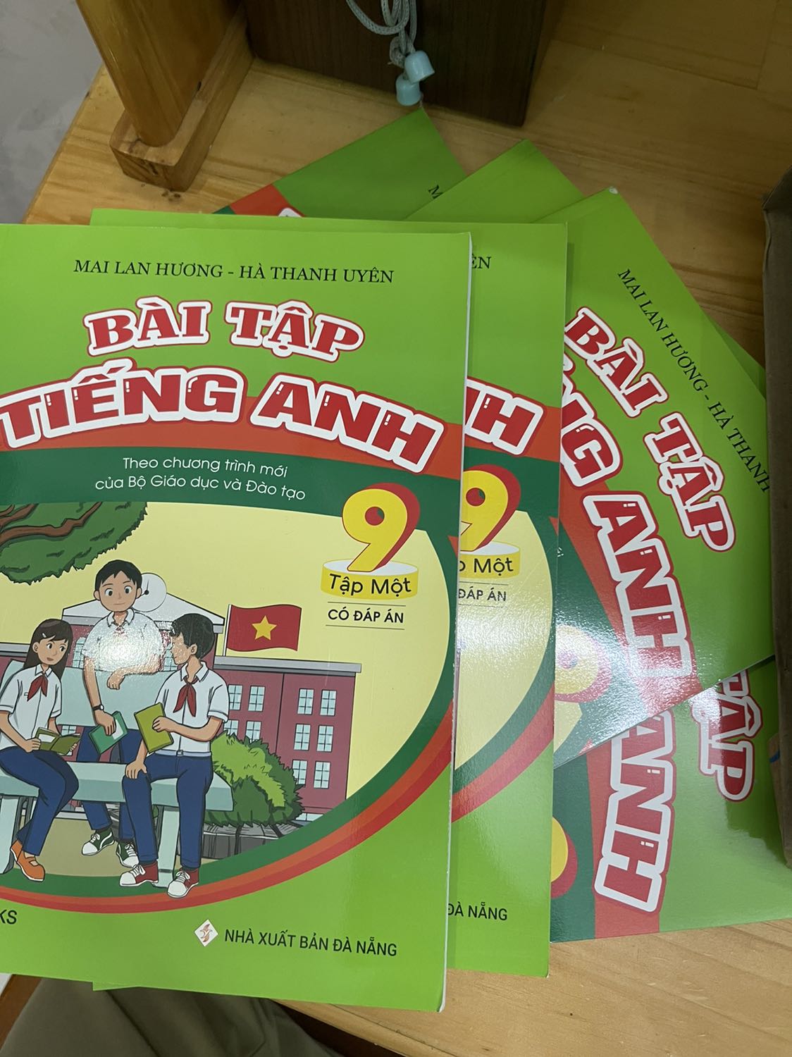 Huhu tiki ơi mình tính mua tập 2 mà lỡ đặt tập 1 có cách nào đổi không bạn. Mình đặt tới 5 cuốn lận