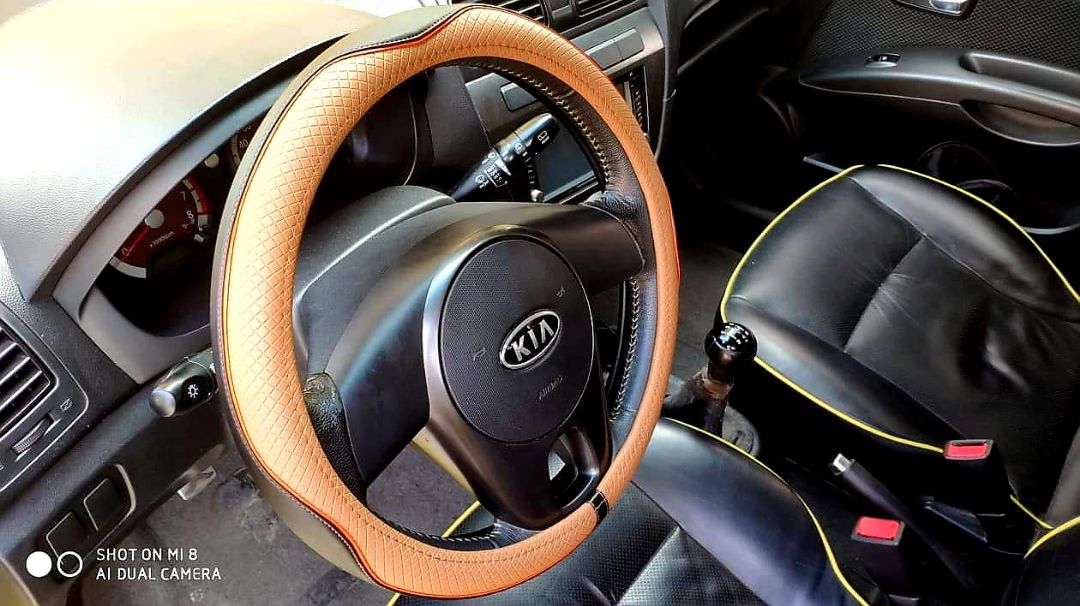 Bọc da cứng cáp, cầm nắm thoải mái. Chất liệu sang trọng, màu nâu nhìn rất ngầu, lắp lên kia morning mà như vô lăng bmw.