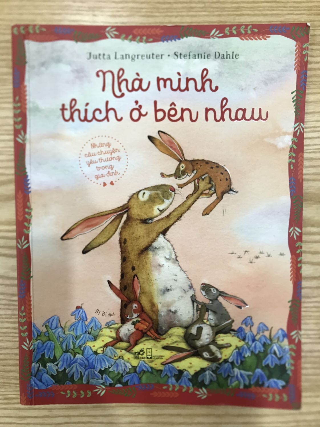 Một quyển truyện đáng giá tới từng xu. Nội dung đáng yêu, hình vẽ dễ thương, đúng tâm lý và hành xử của tụi trẻ con. Mình đọc đi đọc lại mấy lần cho các bé nhà mình. Thực sự tue sách của gia đình nên có cuốn này, có 6* chắc cũng vote luôn ♥️