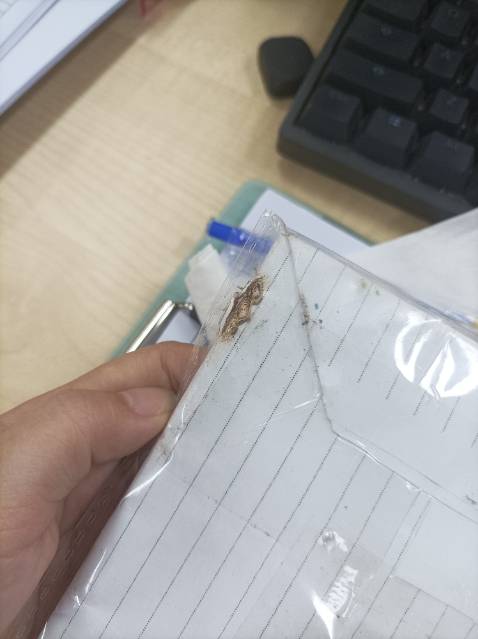 Shop gói hàng sơ xài quá, sách nhận về chỉ gói bằng 1 lớp giấy +túi kính mỏng, sách nhăn+còn có 1 đốm mài cháy nữa