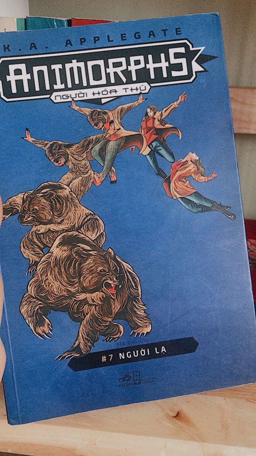 Sách lúc giao về tay hộp nát hết cả, bên trong không có giấy gói, mút xốp gì hết nên gáy bị méo. Nhưng mình email cho tiki thì tiki phản hồi nhanh, sẵn sàng đổi trả. Cơ mà mấy shipper mãi ko chịu đến lấy hàng, họ còn bảo mình mang lên chỗ họ:)) Thế là mình ko đổi nữa. Trừ 1 sao vì vậy chứ sách hay đọc vèo 1 tiếng hết 1q, tiki nhiệt tình, giá sale mỗi cuốn chưa đến 30k nữa, mọi người nên mua😍