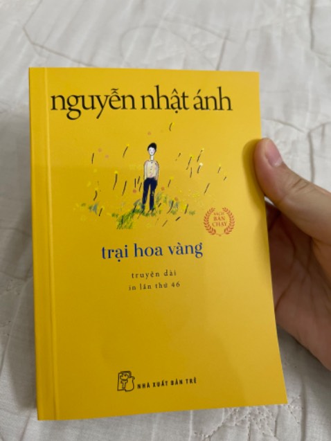 Do mình ko để í kích thước nên hơi bất ngờ về kích thước sách nhưng mà chất liệu giấy tốt ,chữ in rõ nét bìa đẹp , sách có mùi thơm rất dễ chịu , giao nhanh. Nên mua ah