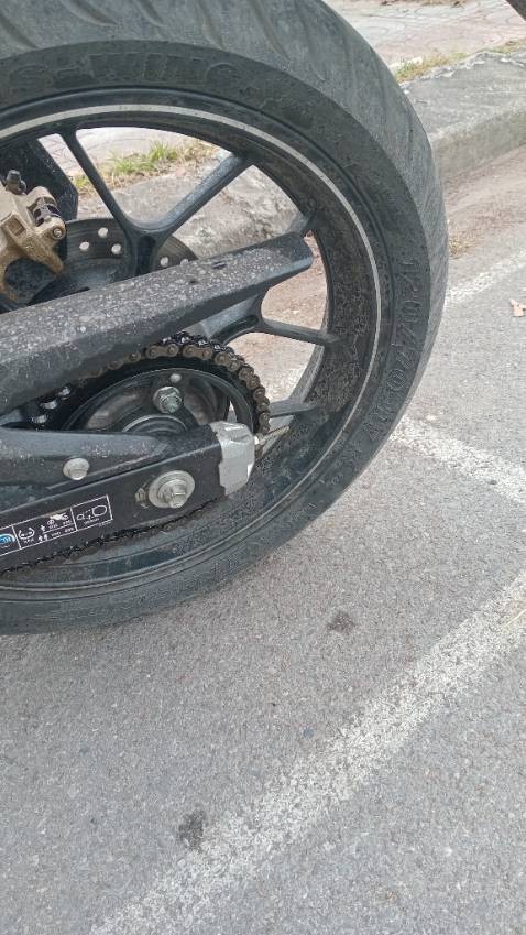 Xịt xong đi bán hết cả ra ngoài 
Còn bán mạnh hơn cả bôi dầu xe