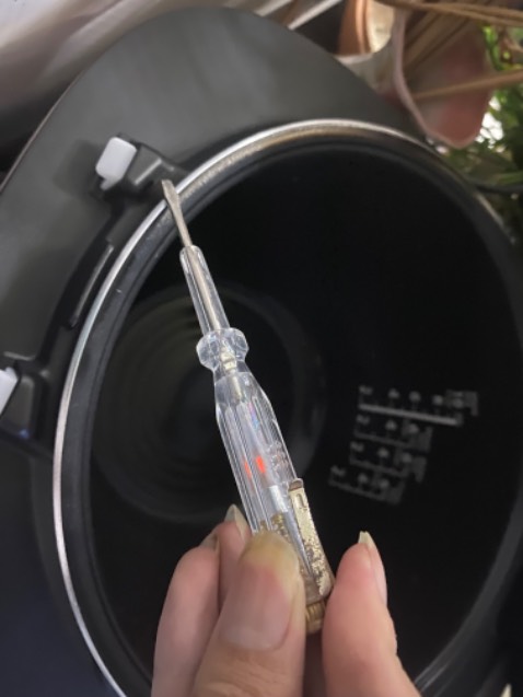 Nồi xịn nấu cơm ngon, tơi chín đều. Nhưng dòng nồi này hay bị rò điện lên nồi trong. Ai muốn mua thì cân nhắc rủi ro. Tiki có hỗ trợ đổi trả ( đã hoàn tiền cho mình ) nên cũng yên tâm về dịch vụ bên tiki Nồi xịn nấu cơm ngon, tơi chín đều. Nhưng dòng nồi này hay bị rò điện lên nồi trong. Ai muốn mua thì cân nhắc rủi ro. Tiki có hỗ trợ đổi trả ( đã hoàn tiền cho mình ) nên cũng yên tâm về dịch vụ bên tiki