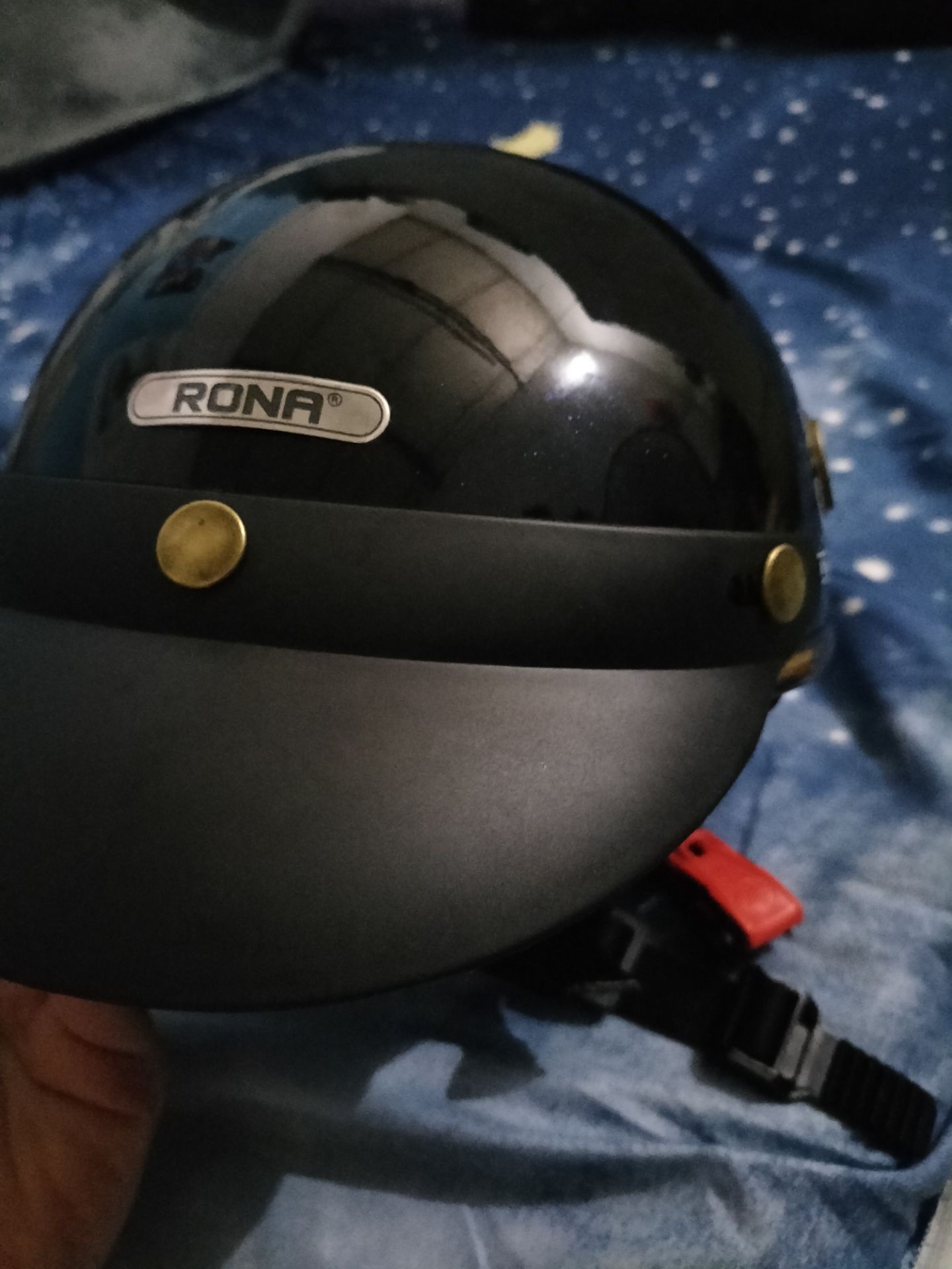 nón y hình , hơi to so với mik 
giao hàng nhanh nói chung phù hợp với giá tiền