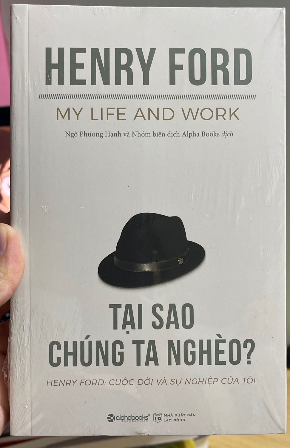 Sách còn nguyên bìa, không bị bẩn hay rách khi mua tại Fahasa. Đọc cuốn này xong bạn sẽ hiểu rõ hơn về triết lý kinh doanh của Henry Ford, thấy rõ cái tầm của một trong những nhà kinh doanh thành công nhất nước Mỹ mọi thời đại. Chịu khó tư duy chút sẽ hiểu vì sao Việt Nam chưa có được nhiều tỷ phú kiến thiết thế giới.