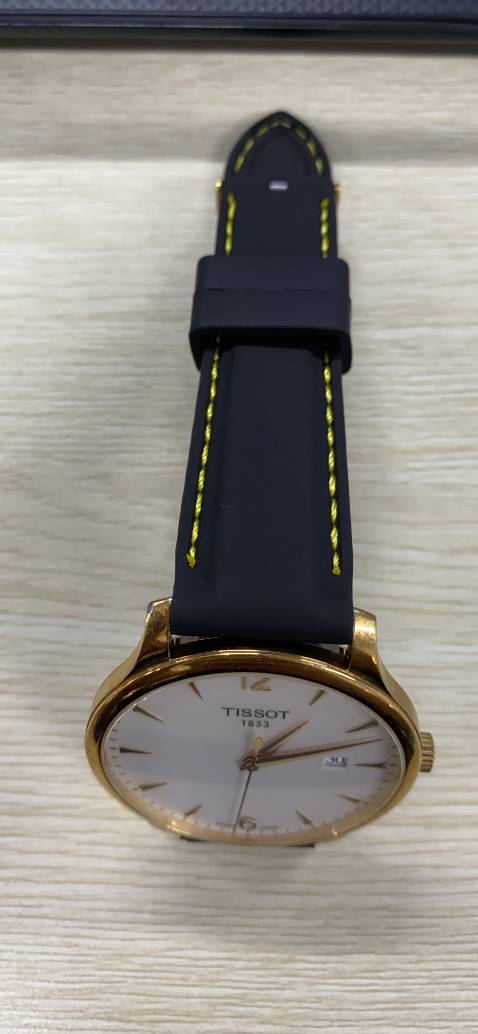 Đóng gói cẩn thận. Độ hoàn thiện sản phẩm tốt. Hình như sây Silicon hay TPU thì phải.  
Tặng bộ tua vít, chốt lò xo. Lúc trước mình dùng dây da bò, nhưng cơ địa dễ ra mồ hôi nên, dây da thấm và phơi nắng mấy bận nhưng không hết hôi. Nay thử loại này cho TISSOT, vừa và khít luôn cho loại khoá bướm của TISSOT. 
Giao hàng JNT nhanh. Bữa trước đặt bữa sau có. 

Cho Shop 10 sao.