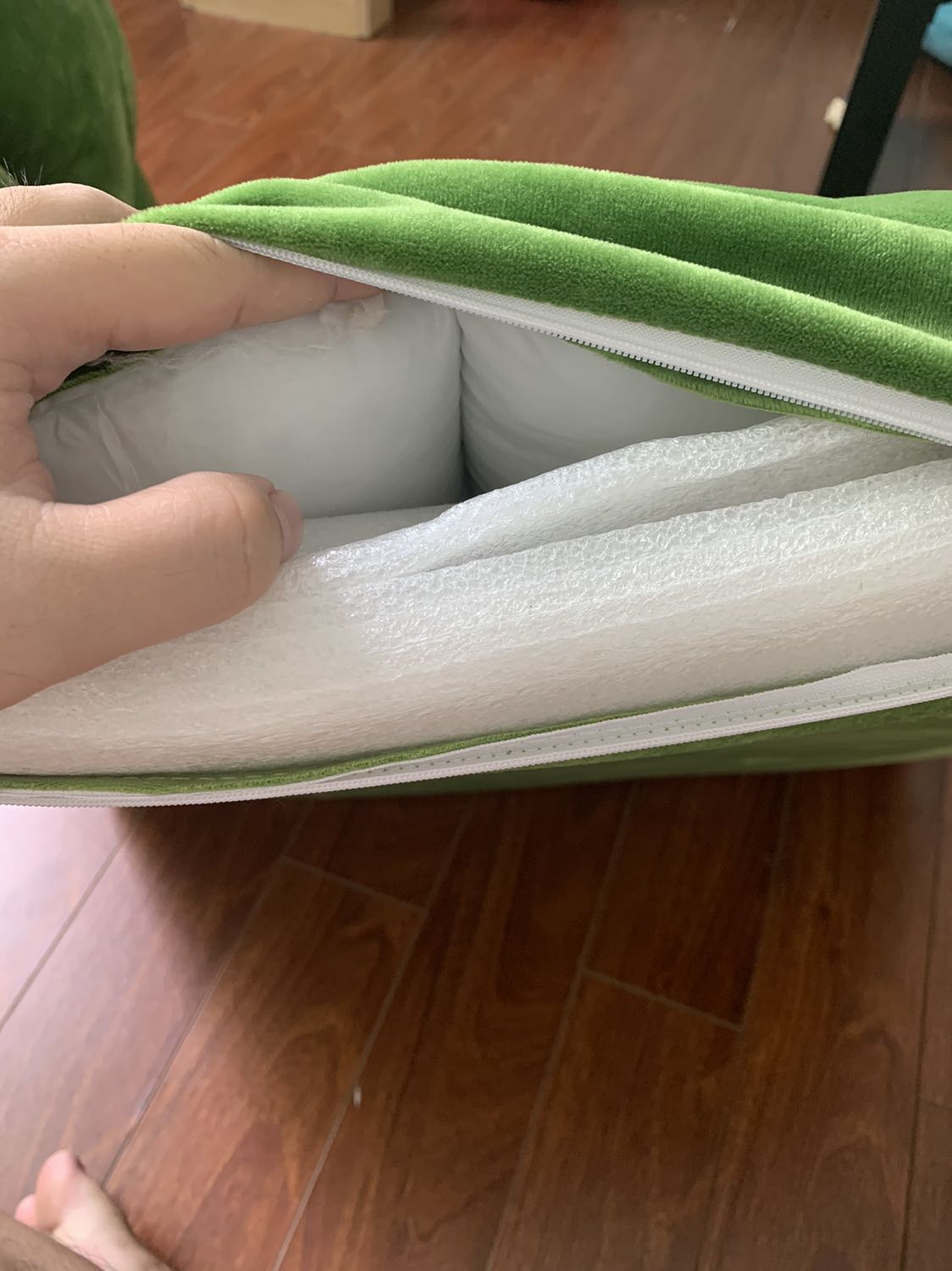 Ghế siêu mỏng ko êm, ngồi cấn mấy thanh sắt phía trong, ngôi lâu rất nóng, tuy báo 5 cấp độ nhưng minh chỉnh tới chinh lui chỉ thấy 1 cấp độ và khó chỉnh cảm giác không an toàn