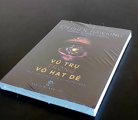 “Cách viết gãy gọn về bản chất của khoa học và vũ trụ... Giáo sư Hawking qua là một thiên tài.” – The New York Times

“Độc gia sẽ có cảm giác thích thú khi đọc quyển sách cũng như chính sự say mê của Hawking khi viết cuốn sách này.” – The Dallas Morning

“Niềm đam mê vũ trụ của Hawking khiến ông trở thành tác gia mà độc gia phai tìm đọc.” – Los Angeles Times

“Nội dung rất dễ hiểu và hình ảnh đầy thông tin... một giới thiệu xuất sắc về một số ý tưởng lớn nhất trong vật lý.” – Science News

“Một cuốn sách thân thiện với độc giả, cả cách viết và hình minh họa.” - USA Today