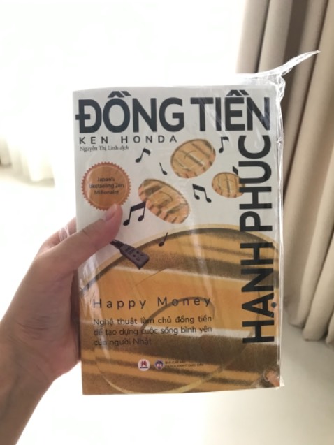 Sách đến được bọc trong giấy kính rất cẩn thận. Được một anh bạn học và đào tạo về tài chính cá nhân giới thiệu cuốn này. Không chỉ là về tiền, cuốn sách còn là về triết lý và lối sống!