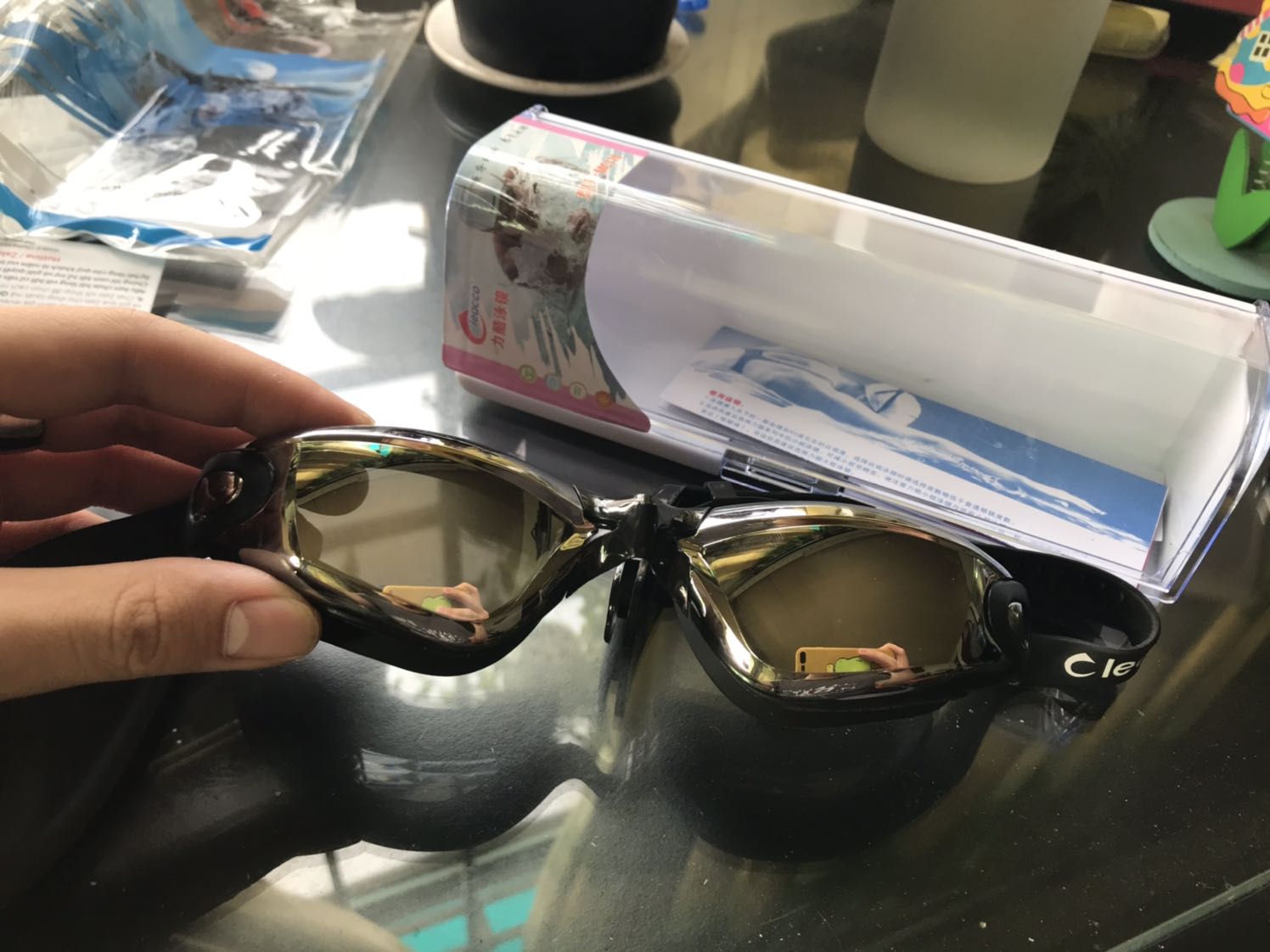 Quá sịn xò so với giá tiền nhé mọi người, đựng trong cái hộp rõ sang trọng, được tặng kèm cái chụp đầu. Kính còn có thêm hai cái dây nhét tai để tránh nước vào tai, mới đeo thử và thấy ưng lắm ạ. 5 sao chi shop nhé ???