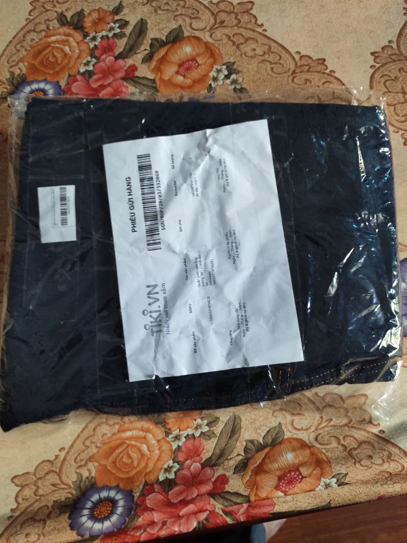 Giáo hàng nhanh hơn dự kiến, nhân viên giao hàng vui vẻ. Sản phẩm đẹp như hình quảng cáo. Mình đã đặt sản phẩm này theo hướng dẫn chọn "nếu có bụng chọn size lớn hơn 1 size". Kích cỡ mình là size 33 thì vừa gọn đẹp, nhưng mình đã chọn "lớn hơn 1 size", tức size 34 nên ướm thử vào thấy hơi 'phùng phình'. Vậy shop có thể hướng dẫn cho mình đổi lại size 33 được không? ....đẹp cho mình... đẹp cho Tiki... đẹp cho xã hội nữa! Tks Tiki và chờ mong câu trả lời của Tiki. Hàng mình vẫn giữ còn nguyên si, chưa làm gì cả ngoài việc ướm thử thôi.