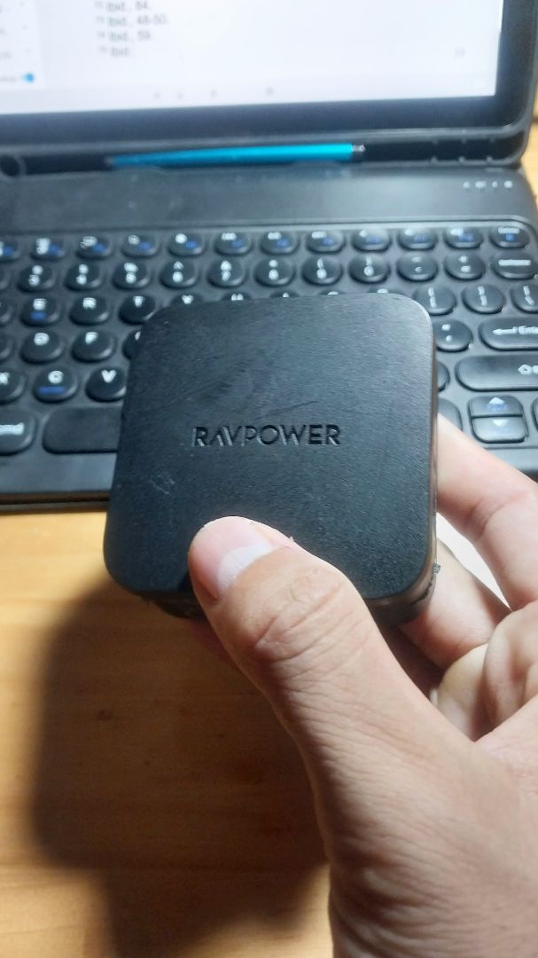 Tôi mua và dùng được 3 tháng. Tôi nhận thấy có tiếng kêu từ củ Adapter khi cắm vào điện và bên ngoài vỏ có vẻ bị phồng ra. Tôi rất lo lắng về cháy nỗ.