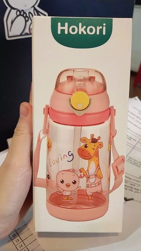 Bình nước đẹp dễ thương , nhỏ gọn , phù hợp cho bé mang đi học , shop phục vụ tận tình, giao hàng nhanh , chất liệu nhựa tốt không có mùi nhựa an toàn cho bé sử dụng , nên mua nhé