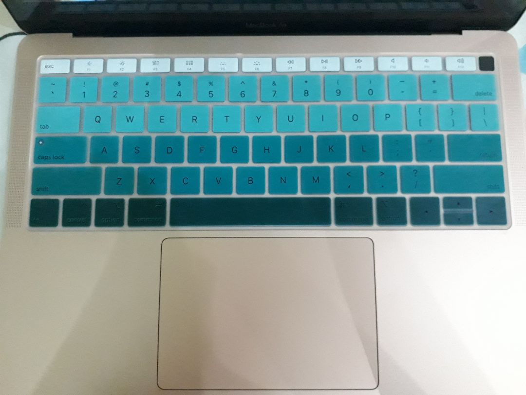 Giao hàng hơi lâu vì mình ở Nha Trang, tuy màu không giống hình lắm nhưng cũng đẹp, chất liệu silicon mỏng, không bị dày cộm quá mức. Mình khá hài lòng với món hàng này.