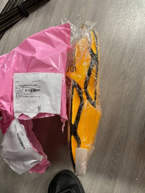 Mình đặt màu đen sao lại giao hàng ,màu vàng . Cái này có đổi đổi được không shop?