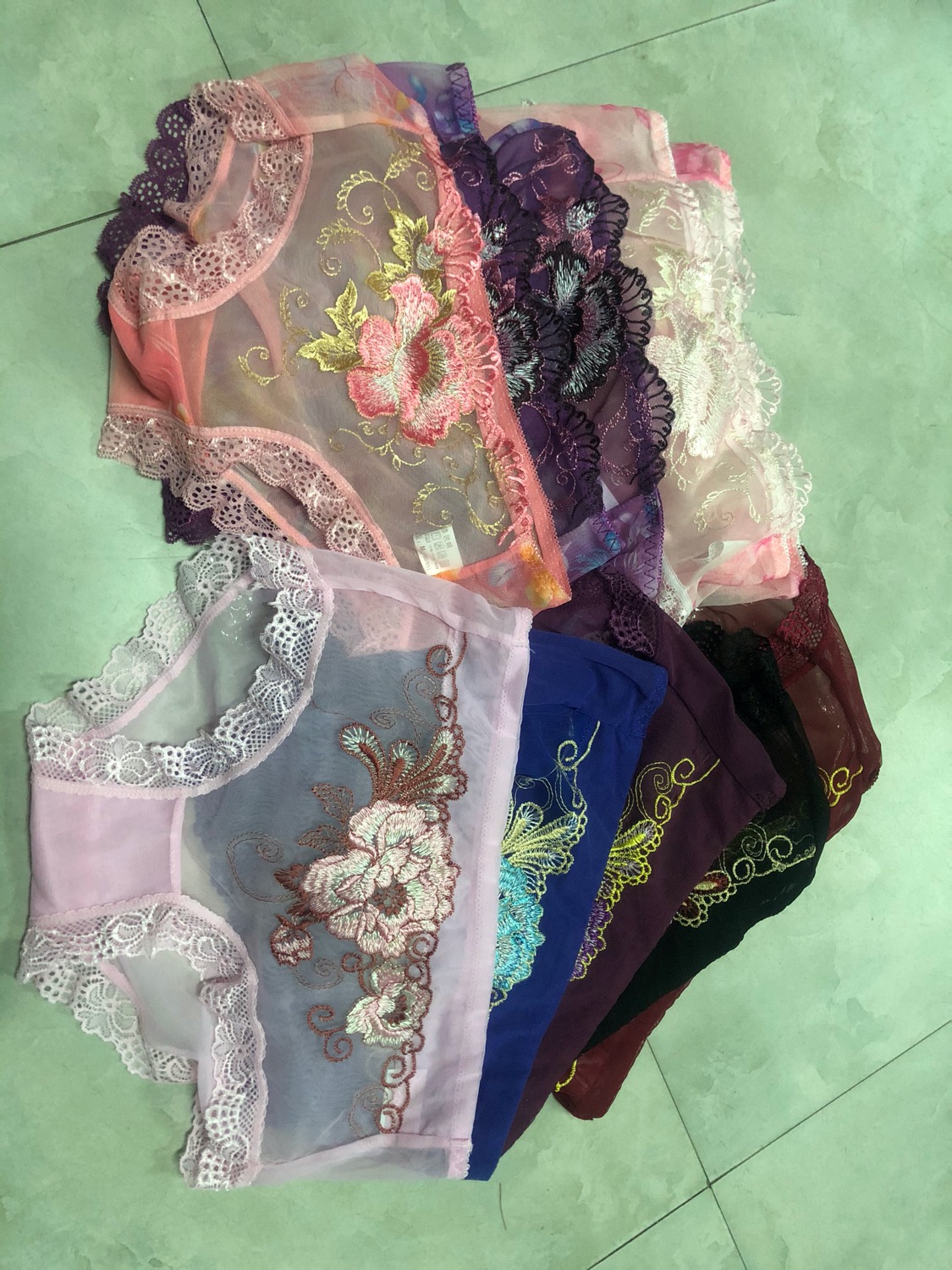 mẫu của bạn đây, quần kêu dáng đẹp, giao hàng thân thiện, chất lương vải tốt NHƯNG tôi đặt hàng cần đủ 5 màu cho 5 quần , shop chỉ giao cho tôi 3 màu. tôi cần đủ màu, tươi trẻ nhé