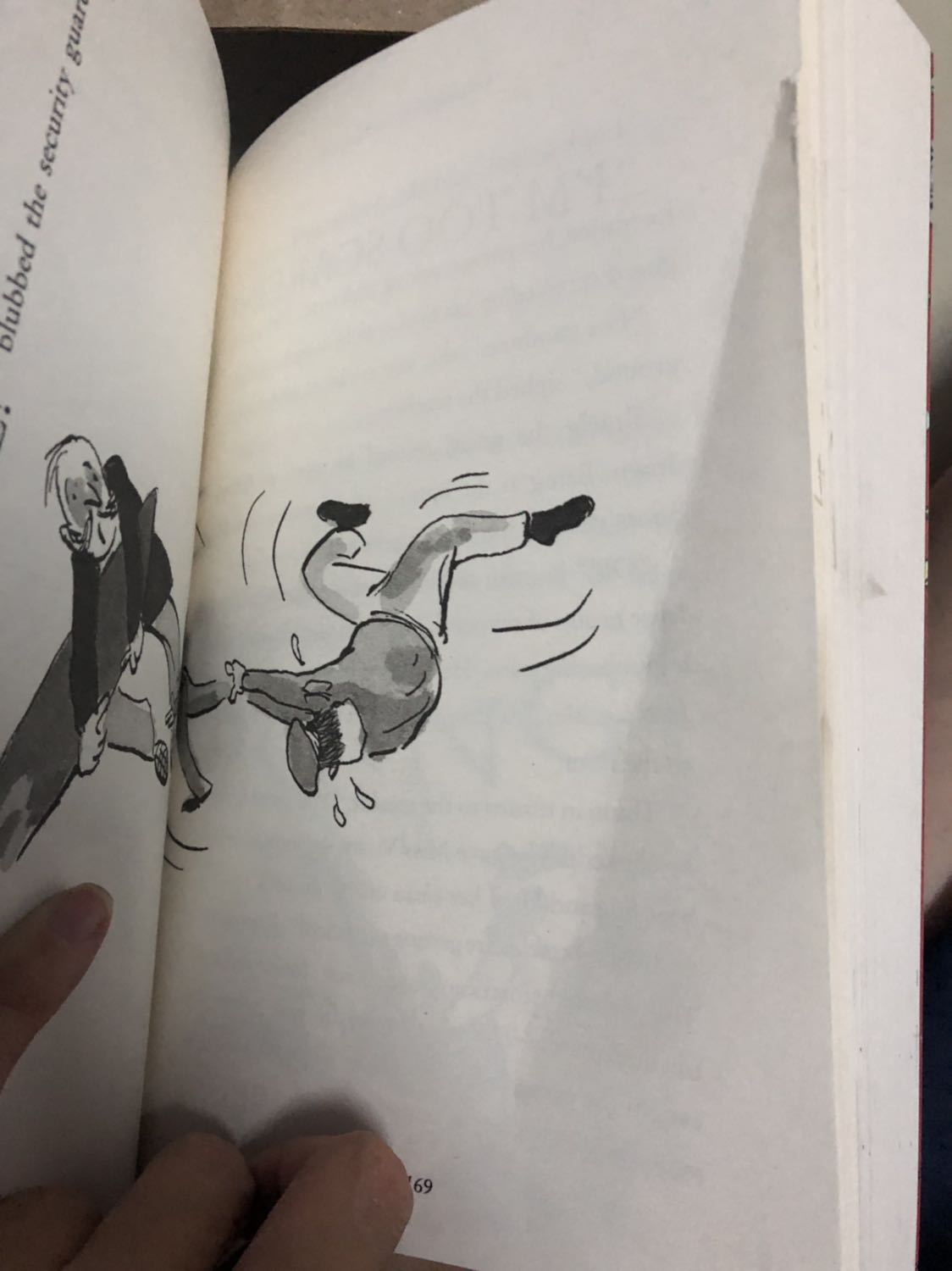 Nếu ai đọc sách sẽ biết cảm giác nâng niu từng cuốn sách của mình đọc. Nhưng có lẽ Tiki đã quên đi giá trị của sách sau ngần ấy năm. Tiki bắt đầu thương mại hoá thương hiệu của mình, những mặt hàng cũng ngày càng đa dạng hơn nhưng mình không chắc về việc dịch vụ và sản phẩm được quan tâm nhiều hơn.
Bỏ gần 200k để mua 1 cuốn sách với trang giấy rách, nhiều trang bị gấp nếp (điều mình vô cùng kị khi đọc bất kì loại sách truyện nào).
Hơn nữa, ngoài sách đc bao bọc bằng 1 bịch ni lông bị rách toạt???? Tại sao phải để như vậy nếu bịch ni lông đã k còn mới mẻ và bị rách? Một cuốn sách 177k có nên cần 1 bao ni lông cũ như vậy không?
Thật sự rất mất lòng khách hàng. 
Những sản phẩm sách trước đây mình mua cũng đã từng bị như vậy nhưng mình nghĩ chỉ là lâu ngày gặp. Nhưng có vẻ tiki đang nhập về nhiều sách cũ và lỗi để đưa đến tay người dùng ???