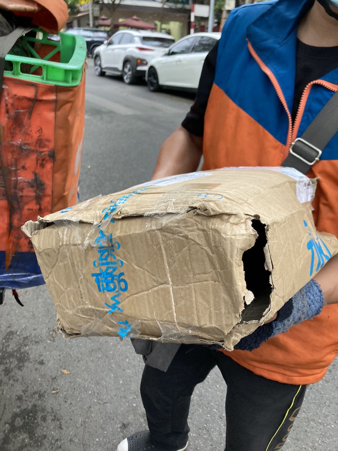 Mày cứ oánh 1* - attach cái ảnh này vào. sách rất hay, in rất đẹp ,nhưng Tiki làm việc quá chán. Giao hàng chậm, không đúng hẹn, đặt hàng ngày 31/3 hẹn 6/4 giao mà 8/4 mới nhận được. Đóng gói ẩu, sách quăn.. Cho Tiki 1*, sách 5*