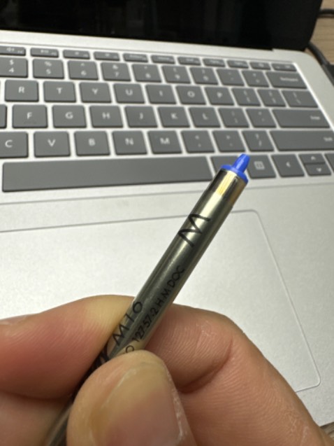 Muốn mua Xanh dương nét M nhưng Tiki không có cho option đó. Đành chọn Xanh lá và được giao Xanh dương!