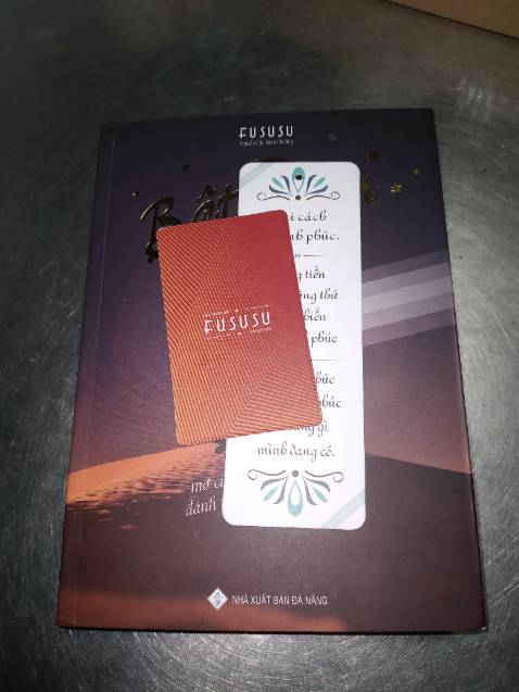 Giao hàng nhanh, sách không bị hư hại, nói tóm lại là tuyết vời(=^v^=). Đây cũng là sách đầu tiên mà mik từng đọc, tuy chỉ đc đọc một chút nhưng nó giúp bản thân mình thích đọc sách hơn rất nhiều♡.