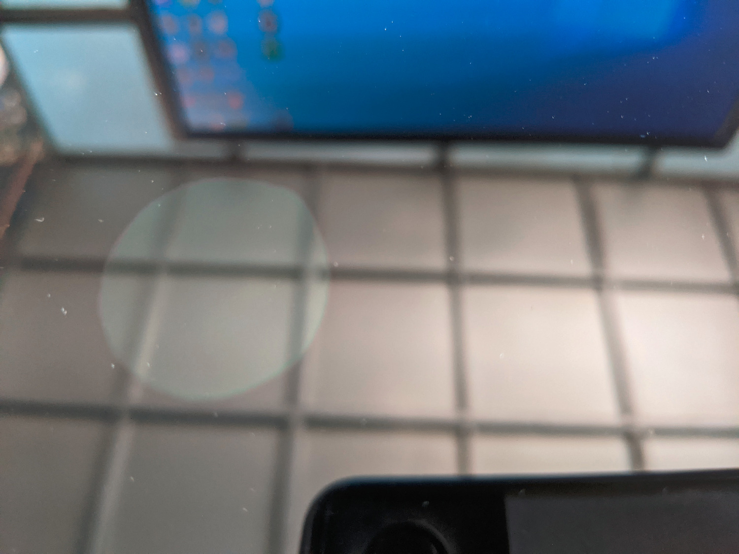 - Đã mua 1 miếng, nhận hàng ko dán liền mà mang đi mang về tối mới khui ra dán, thì thấy miếng dán đã bị nứt 1 đường dài- ko chắc là bị nứt do nhà cung cấp, do vận chuyển hay do cá nhân mình- nên ko phản ảnh lại mà đặt mua lại miếng khác.
- Miếng thứ 2 về, khi dán thì sản phẩm bị LỖI- 1 ô tròn (như hình) ko hít vào mặt kiếng (ko phải lỗi bọt khí như các miếng dán rẻ tiền- thông thường các miếng dán của Nillkin sẽ tự hít vào mặt kiếng mà ko cần tác động vào.