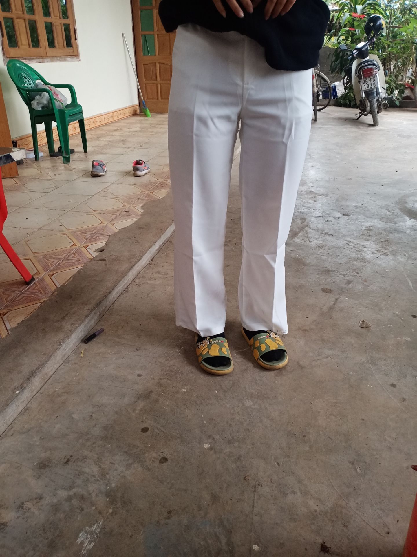 tiki giao hàng nhanh hơn quá!!! bọc hàng cẩn thận, chất vải dày dặn. Do em mình nó béo nhìn không được như hình lắm. thôi mặc trong áo dài nên cũng không quan trọng lắm! mị mua km còn 89k