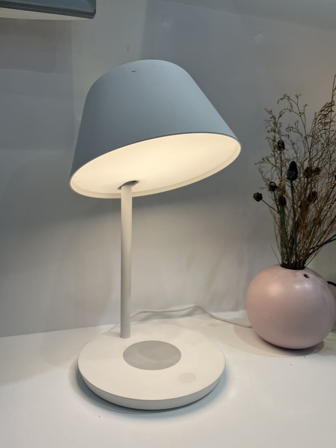 Đèn quá tiện dụng, vừa nhiều cấp độ sáng, vừa sạc không dây. Đèn bàn Yeelight quá đỉnh Đèn quá tiện dụng, vừa nhiều cấp độ sáng, vừa sạc không dây. Đèn bàn Yeelight quá đỉnh