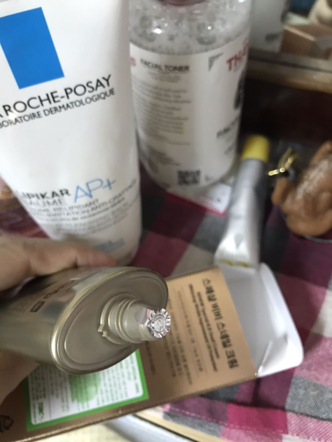 Kem giữ ẩm tốt với khí hậu Sg nóng hầm và khô! Mình xài thì có kìm dầu nữa!