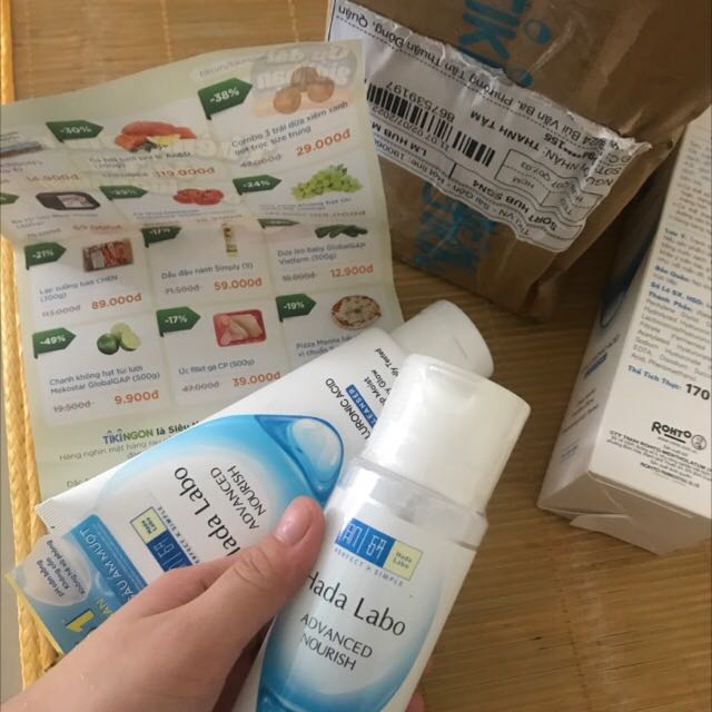 Chất lượng thì không bàn đến. Sản phẩm của Hada labo rất tốt, toner ẩm mượt, SRM cũng dịu nhẹ. Đóng gói cẩn thận. Nhưng mà ghi đơn 199k tặng son mà không thấy gửi kèm nên mình đánh giá 3* thôi.