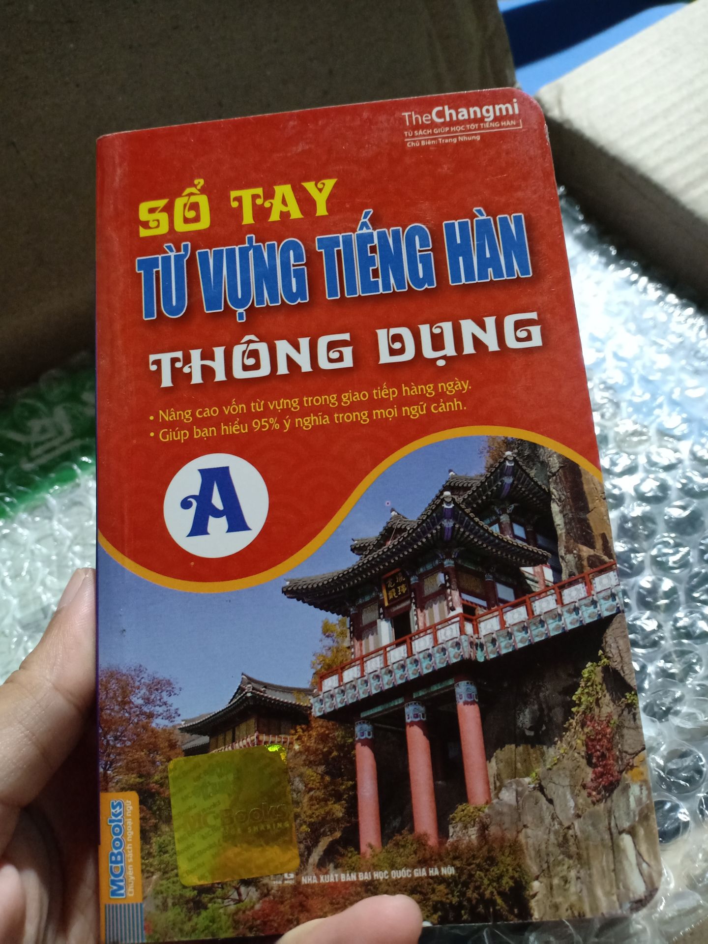 Sách thì đẹp, đóng gói kỹ nhưng Tiki hủy đơn của mình tới 2 lần, còn giao hạn trễ hơn dự kiến. Trên sản phẩm để là tặng kèm Cuốn sổ từ vựng tiếng Trung cấp độ C, nhưng cái mình nhận được lại là Cuốn sổ từ vựng tiếng Hàn cấp độ A. Tuy nhiên, cái mình cần là giáo trình chính nên trừ 1 sao. Cảm ơn ạ.
