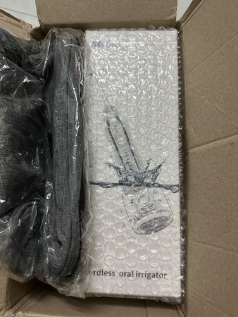 Mình nhận đc hàng shop đóng gói chắc chắn, phiếu hướng dẫn sử dụng tặng kèm củ sạc . Mình thấy máy ok, dòng nc theo cấp độ mạnh dần, có các loại đầu thay . Nói chung sản phẩm ok, vì săn sale đc nên mình thấy khá ôn