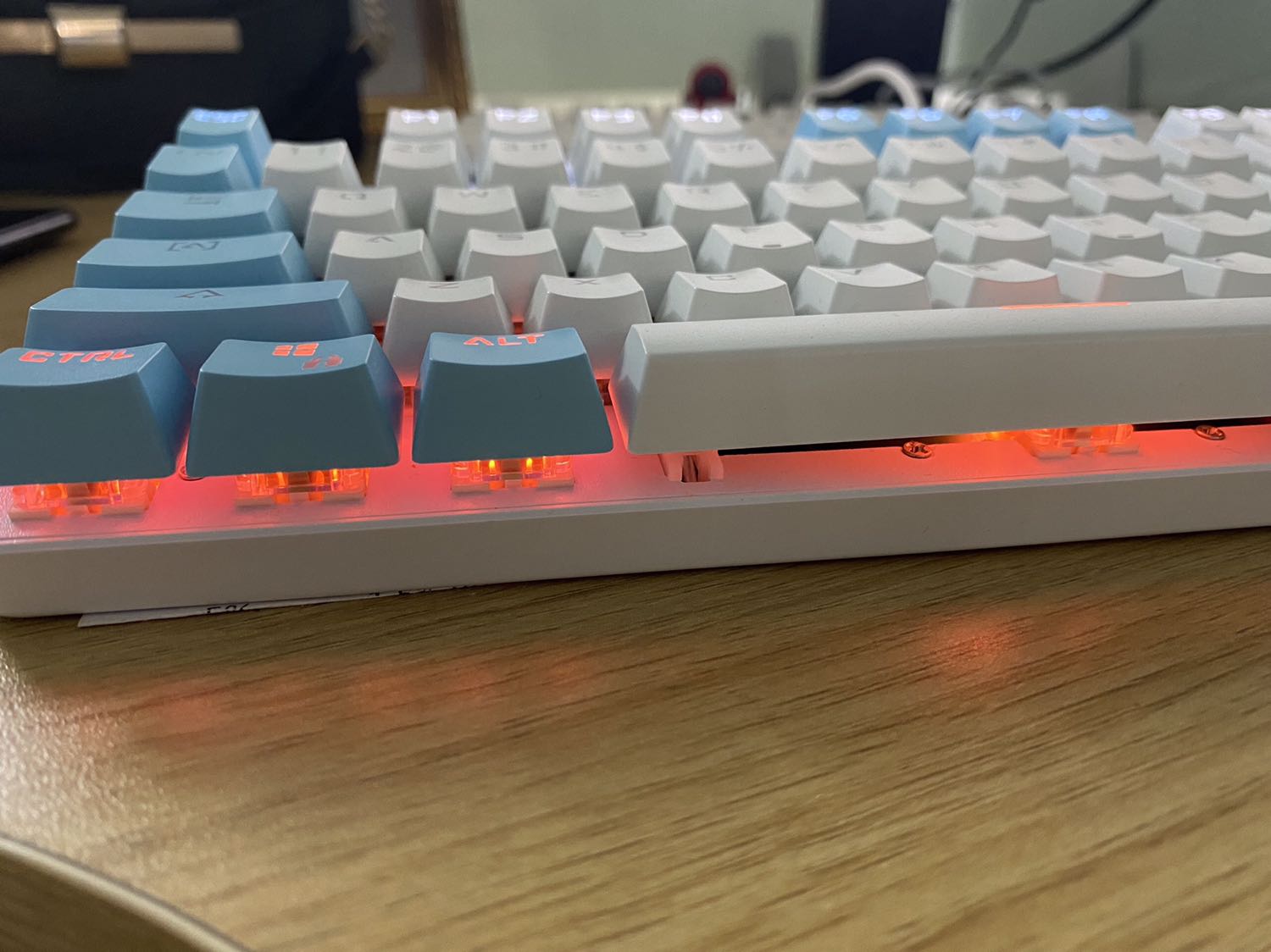 rất thích cái bàn phím này, bàn phím sài ngon, giá ok, gõ tách tách , đủ kiểu nháy đèn , bàn phím oke lắm shop. 5sao rất thích cái bàn phím này, bàn phím sài ngon, giá ok, gõ tách tách , đủ kiểu nháy đèn , bàn phím oke lắm shop. 5sao