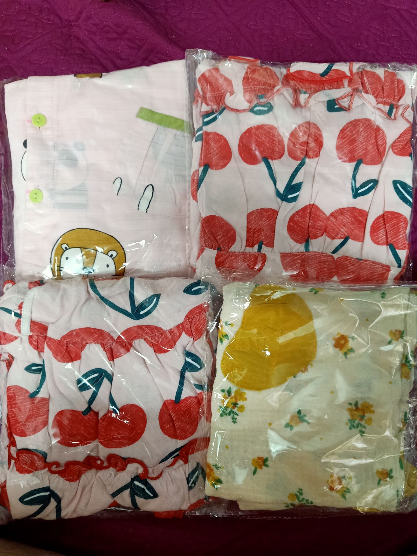 Vải mát, mềm, dễ thấm hút mồ hôi. Màu sắc tươi, đáng yêu. Các bạn muốn bémawcj rộng rãi thì nên mua nới thêm 1 size