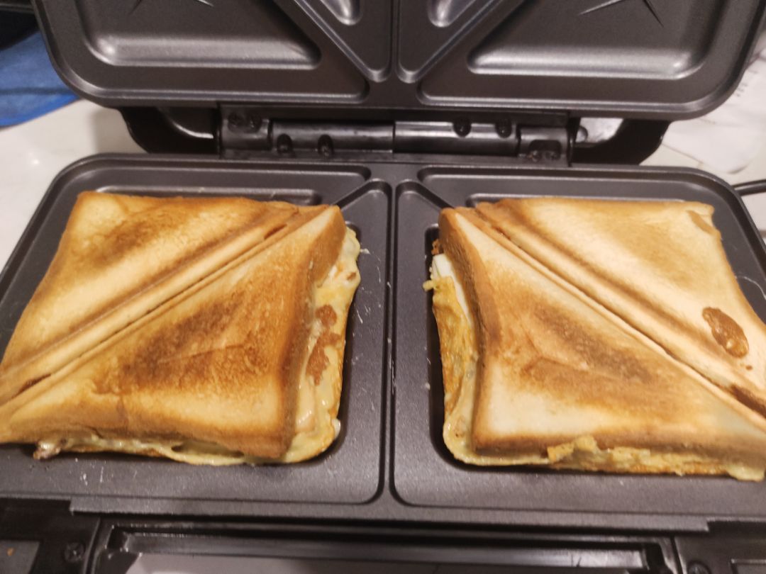 1. Nướng sandwich khá ổn vì lòng nướng to, không lo tràn ra bếp. 
2. nướng thịt có vẻ k ổn lắm, khi miếng ngoài đã xém mà miếng trong vẫn tươi nguyên. thanh nhiệt nhỏ hơn nhiều so với kích thước máy có thể là nguyên nhân :( 
3. 5* vì giao nhanh, đóng gói cẩn thận. có điều phiếu bảo hành mà không đóng dấu công ty thì k biết có giá trị sử dụng không?
4. mai mới *** khay waffle. hi vọng là ok vì thực ra cảm thấy các khay nướng và lớp chống dính đều mỏng