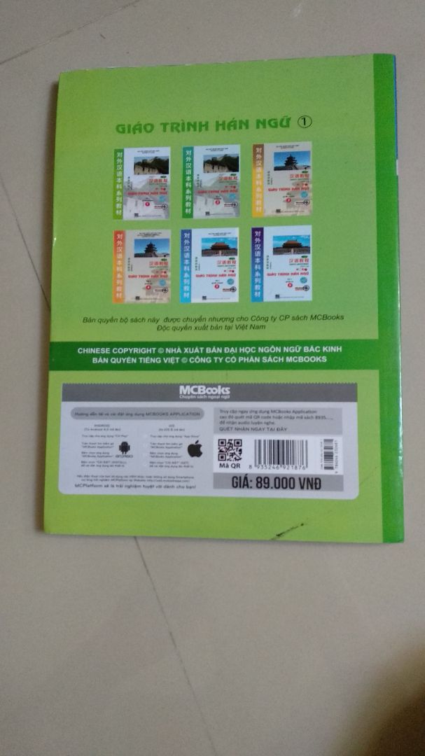 Sách được gói plastic nhưng sơ sài và rách góc trên, chỗ rách plastic đó cũng làm tập 2 bị cong và quăn queo góc, phía sau bìa tập 1 thì dính vết dơ từ trong plastic. Bên trong sách thì đều mới và sạch sẽ.