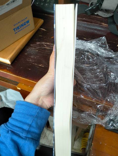 Giao hàng nhanh, nhưng khi nhận sách thì k có bọc gì cả, đóng trong mỗi hộp không. Mình mua sách trên Tiki Trading nhiều lần, cũng biết Tiki Trading bọc k cẩn thận, nhưng chưa lần nào gặp sách bị bẩn thế này.