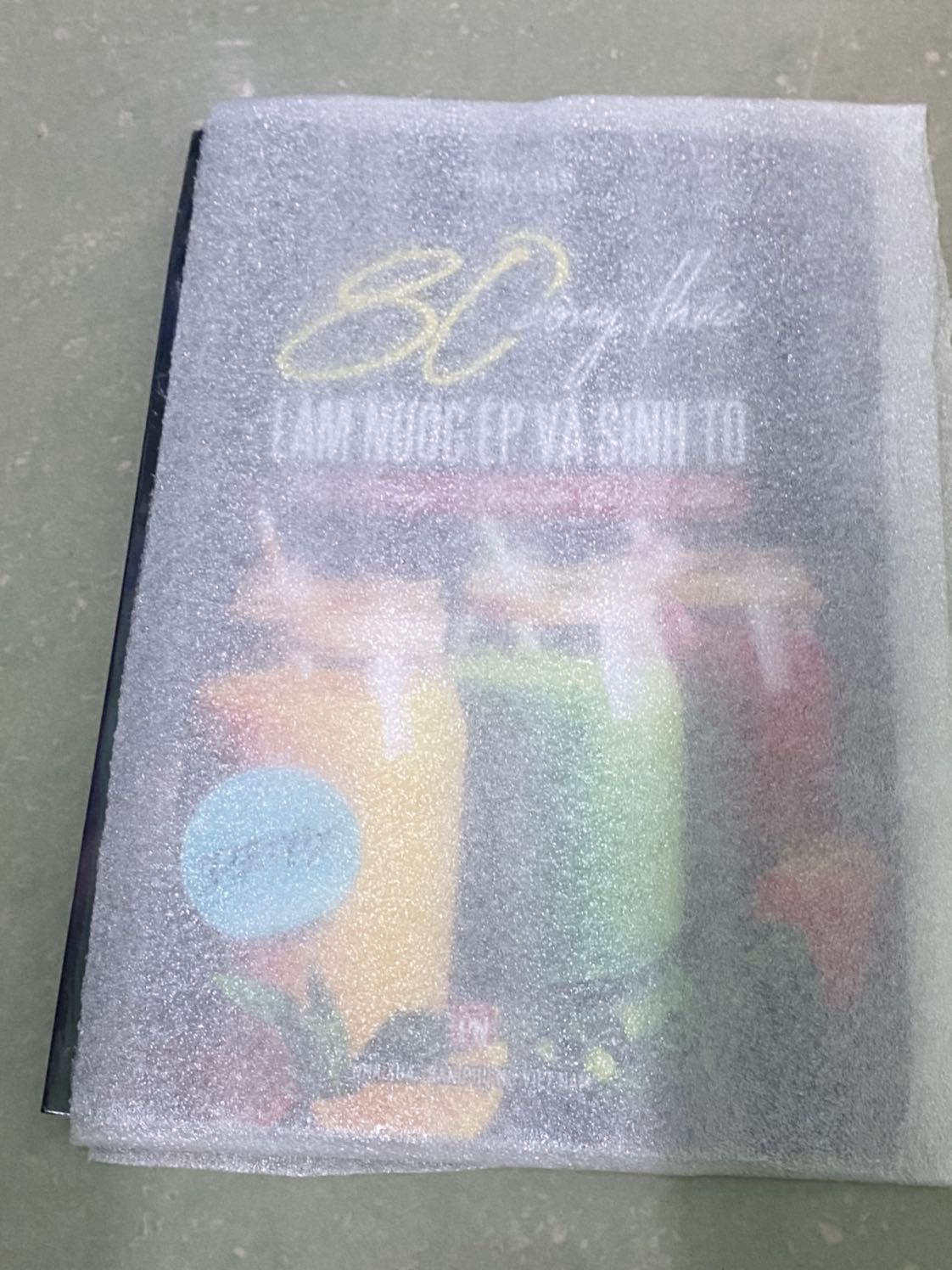 Bao bì rất kĩ luônnn nhưng vận chuyển hay sao mà em nó bị cong một tí ?