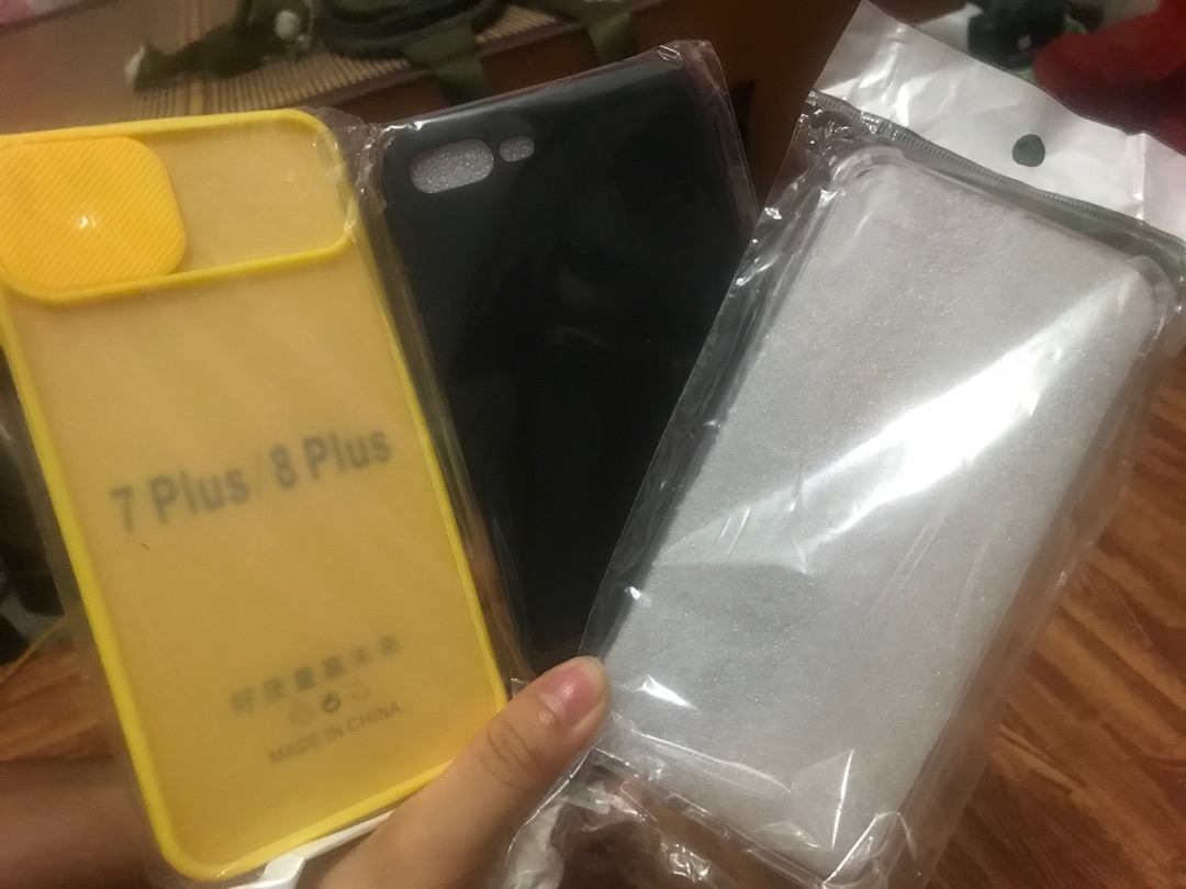 Sản phẩm ổn, phần lưng có thiết kế để bảo vệ cam sau khi đặt xuống, nhưng mặt  phía sau hơi dễ bám vân tay (nhưng dễ vệ sinh lau chùi), nút bấm nguồn và điều chỉnh âm lượng hơi khó bấm. 4/5