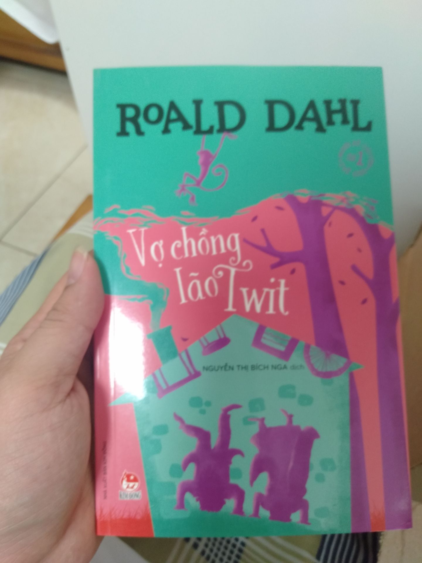 cuốn sách khá mỏng nhưng cubgx coi như hợp lý với giá, khâu chọn sách cho khách hoặc bảo quản  và chuyển có lẽ chưa đc chú trọng, mép bị quăn queo làm mất cái đẹp của cuốn sách nhất là bộ này mới ra, nhìn hơi nản